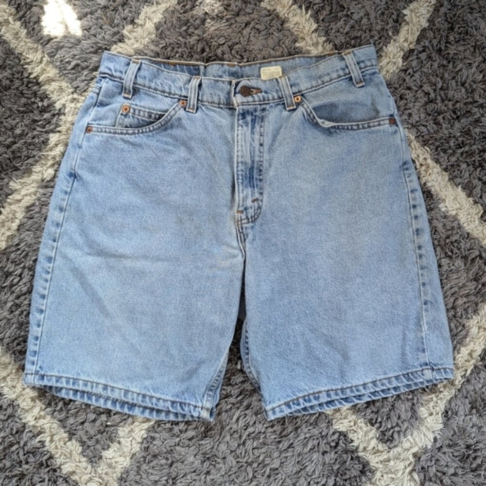 Retro Levi’s 550 Light-Wash Denim Jorts Vintage 1990’s Size 34"